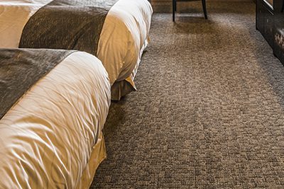 室内の乾燥を防ぐために遠赤外線の床暖房と、壁には珪藻土を使用し調湿効果・抗菌と抗酸化作用がありお肌の乾燥を防ぎます。